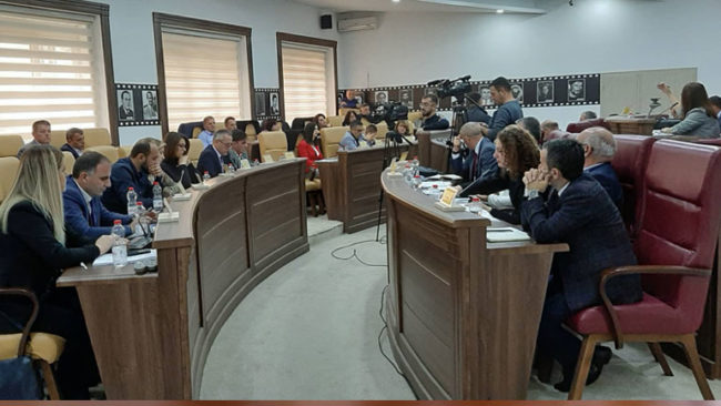 Dallime ndërmjet pozitës dhe opozitës rreth dhënies në shfrytëzim të pronës komunale