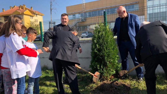 “Let’s Do It Kosova” mbolli qindra fidane në 10 shkolla të komunës së Vitisë