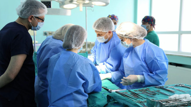 QKUK: Në gjinekologji pacientes i hiqet tumori 9 kilogramësh
