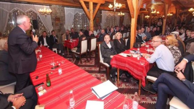 Mësimdhënësit meritojnë të trajtohen dinjitetshëm