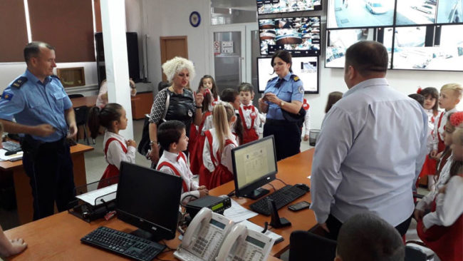 Filloristët interesohen për punën e policisë