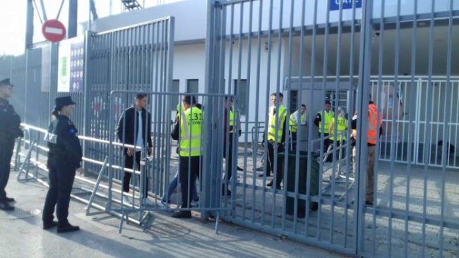 Hapen dyert e stadiumit, futbollistët e të dyja ekipeve mbërrijnë në “Fadil Vokrri”