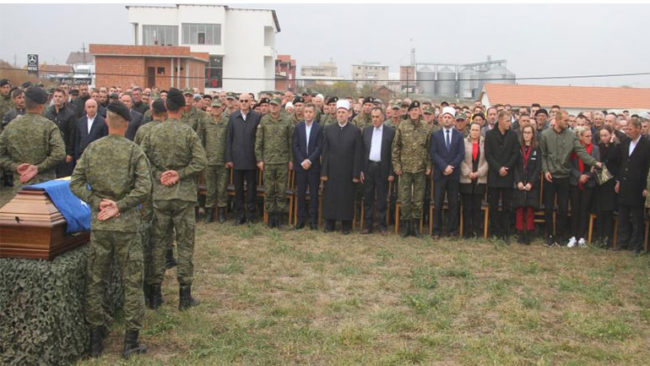 Varroset me nderime ushtarake Kapteri Baki Ejupi
