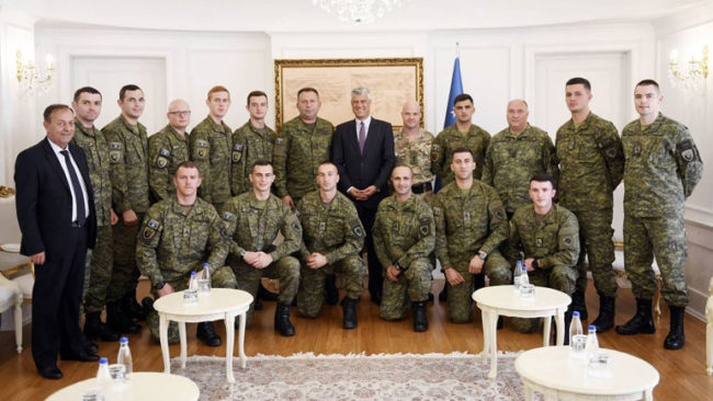 Presidenti Thaçi priti ekipin e ushtarëve të Kosovës që fituan Medaljen e Argjendtë në garën ndërkombëtare