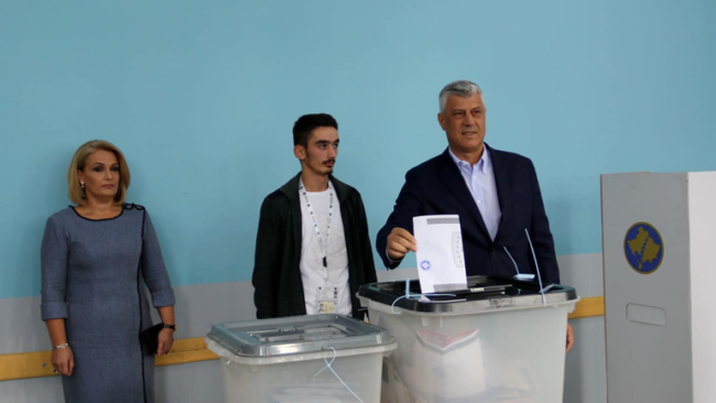 Voton presidenti Thaçi, fton të gjithë të dalin të votojnë