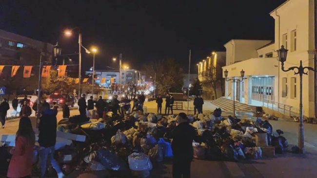 “Intelektualët” dhe qytetarët e Gjilanit nuk ndalen, nisen për Shqipëri edhe 18 furgonë të tjerë
