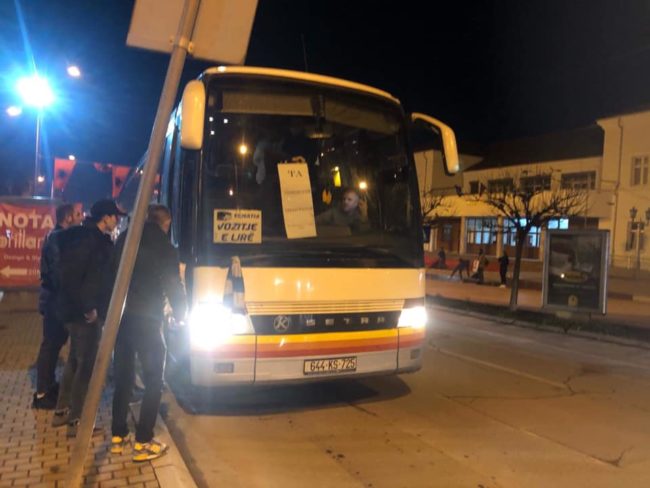 “Intelektualët” nisin kontigjentin me ndihma drejt Shqipërisë, pritet të kthehen me banorë