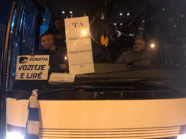 “Intelektualët” dhe qytetarët e Gjilanit sistemojnë dhjetë familje nga Shqipëria