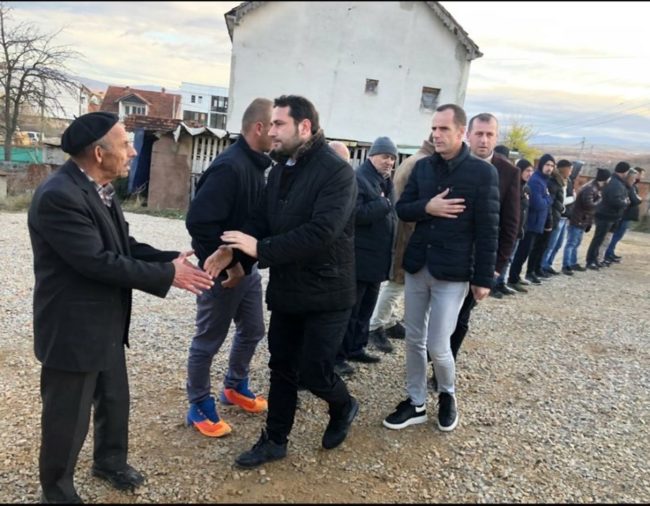 Elvis Naçi viziton familjen Abazi në Gjilan, jep lajmin e madh