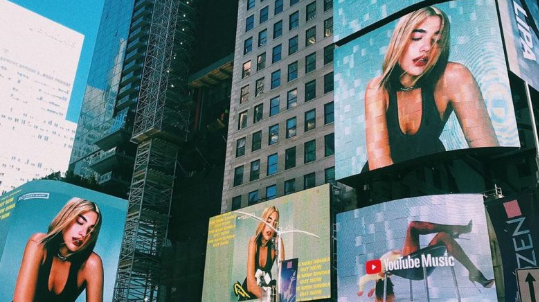 Dua Lipa përsëri në ekranet gjigante të Times Square-t