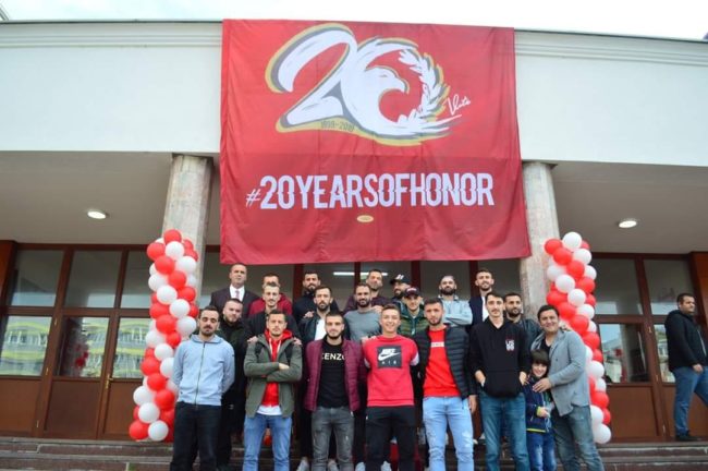 “Skifterat” nisin festën me ekspozitë, ‘kuqebardhë’ gjithandej!