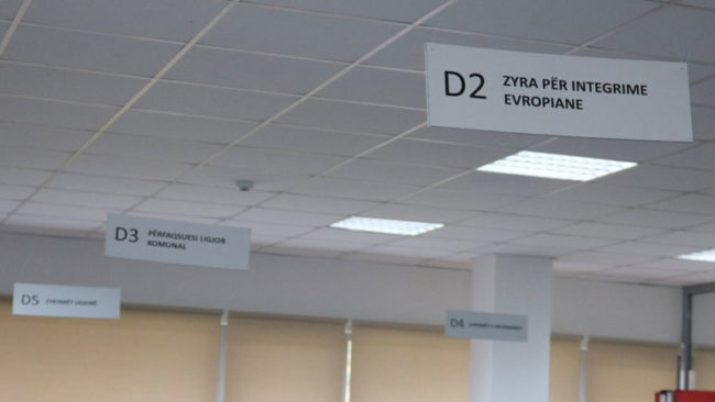 Vendosen tabelat orientuese në objektin e komunës së Kamenicës