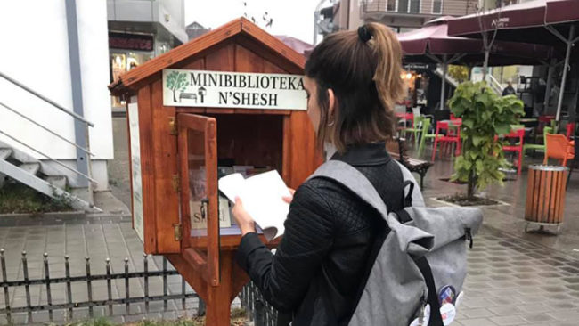 Funksionalizohet minibiblioteka e qytetit n’sheshin e Gjilanit