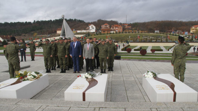 Ministri i Mbrojtjes dhe komandanti i FSK-së homazhe në Prekaz