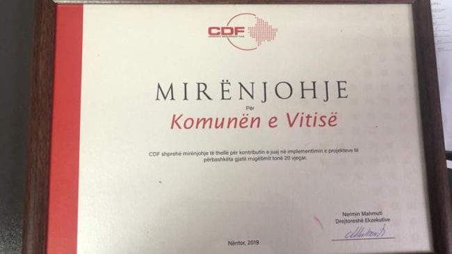 Komuna e Vitisë pranon mirënjohje nga Fondi për Zhvillim Komunitar