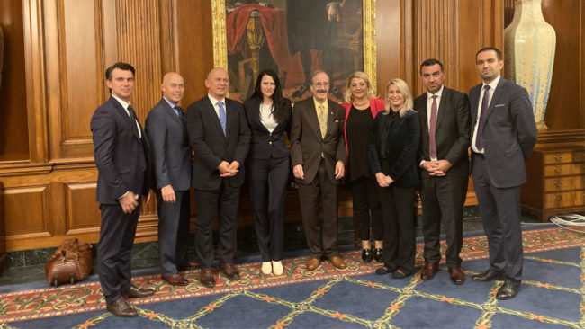 Oda Amerikane takon senatorët dhe kongresmenët amerikanë