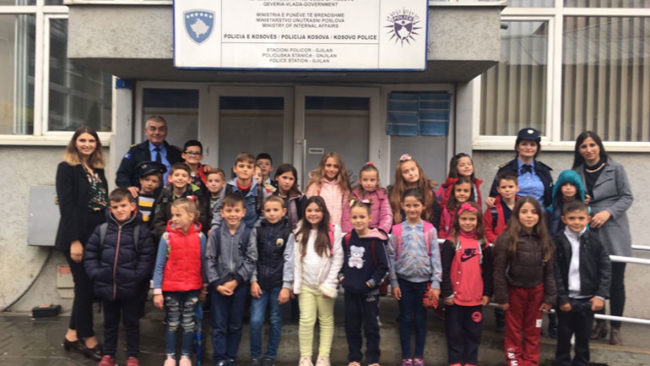 Filloristet e shkollës “Ibrahim Uruqi“ nga Bresalci vizitojnë policinë