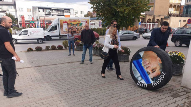 “Gjilani si rrotë rezervë” – protestë simbolike para selisë së kryetarit të komunës