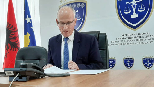 Kryetari i Gjykatës Themelore në Gjilan, Ramiz Azizi, ngushëllon familjen e prokurorit Ukshini