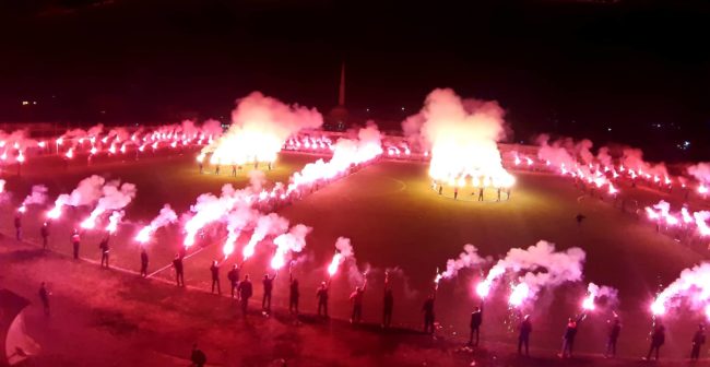 “Skifterat” ndriqojnë Gjilanin, ‘pyro-show’ në Stadiumin e Qytetit