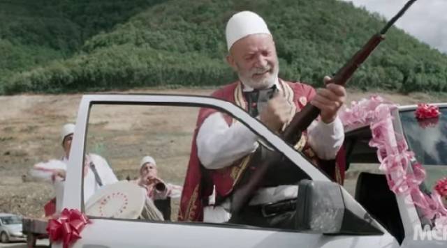 Çun Lajçi emocionon me vargjet e reja: T’kemi nanë moj Shqipni