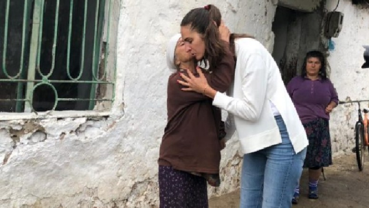 Modelja shqiptare dhuron 10 mijë euro për Shqipërinë