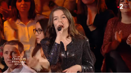 Erza Muqolli performon me yjet e Francës
