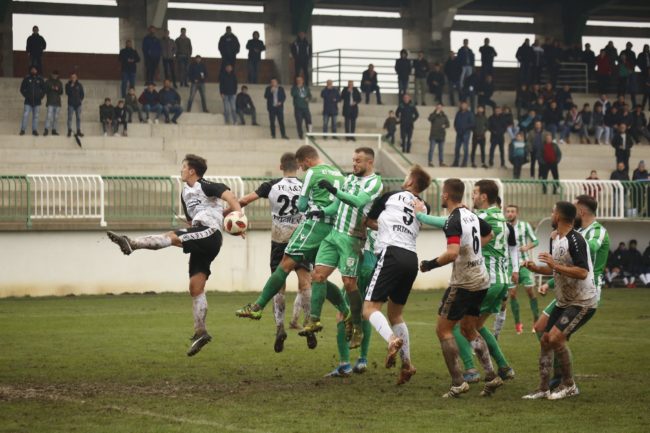 Feronikeli fiton në fushën e mbuluar nga balta!