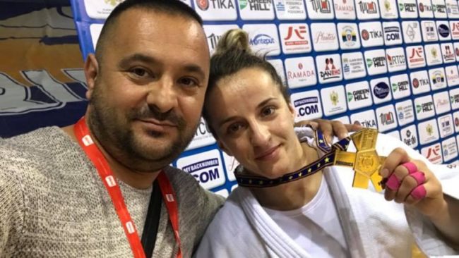 Kuka krenohet me Distria Krasniqin, “Kosova gjithandej në Kinë”