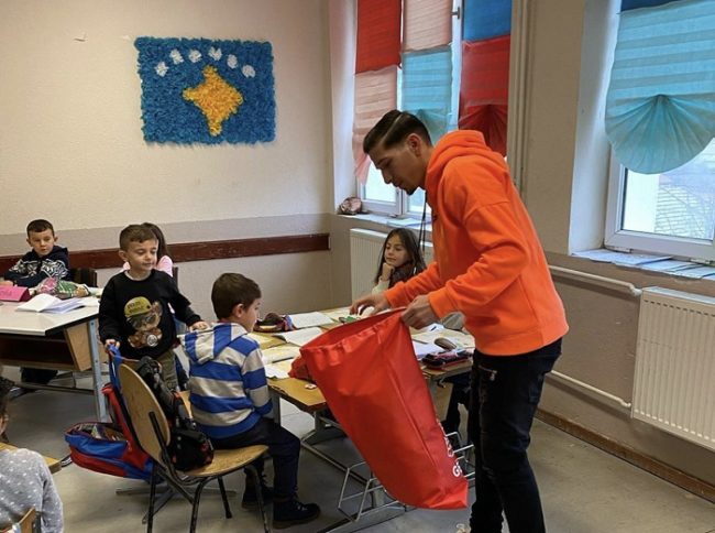 Futbollisti i Kosovës në vendlindje për pushime, surprizon fëmijët në Hogosht