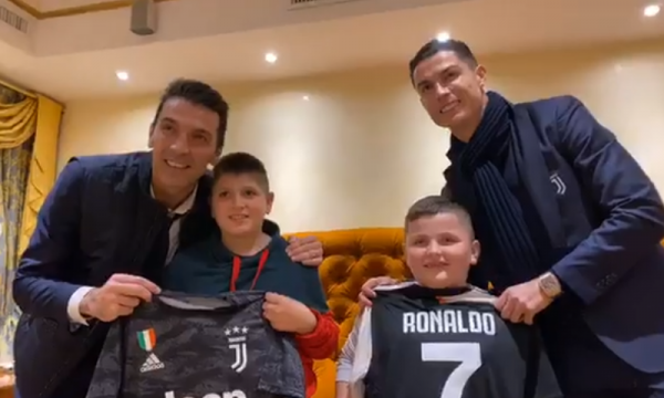 Ronaldo dhe Buffon befasojnë fëmijët shqiptarë që i shpëtuan tërmetit