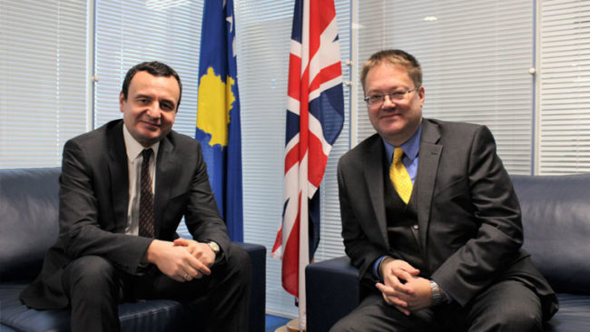Kryetari i Vetëvendosjes takon ambasadorin britanik