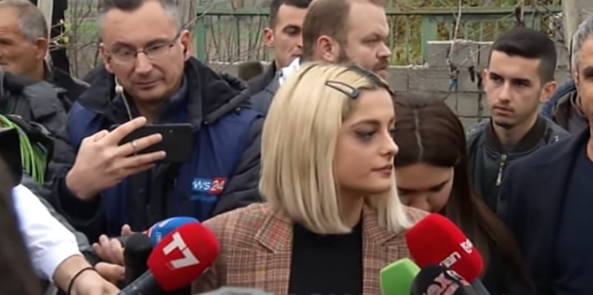 Bebe Rexha vjen në Shqipëri, premton ndërtimin e dy shtëpive