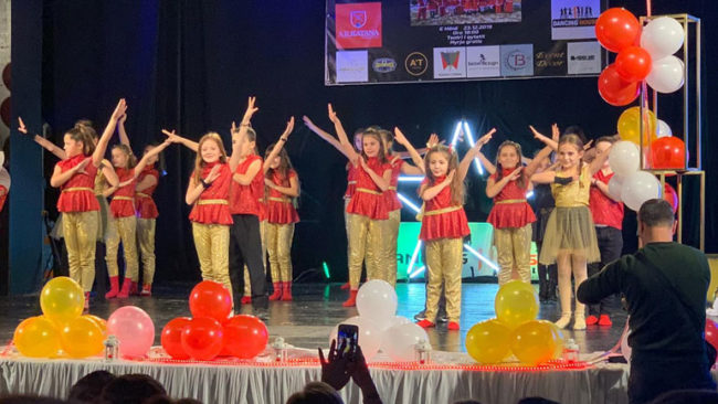 “Dancing House” me program festiv për fëmijë