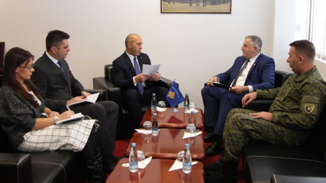 Në një vjetorin e miratimit të ligjeve për FSK-në kryeministri Haradinaj vizitoi Ministrinë e Mbrojtjes