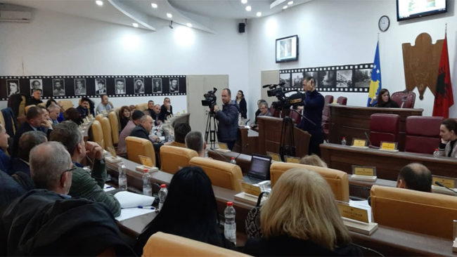Opozita kërkon komision ekspertësh për gjetjen e lokacioneve tjera për varrezat e reja