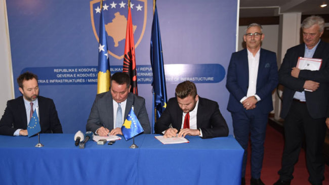 Nënshkruhen kontratat e para të projektit “Ndërtimi i rrugëve rajonale të Kosovës”