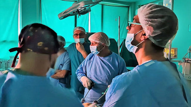 Në QKUK bëhet largimi i mitrës së bashku me vezore, me metoda moderne laparaskopike