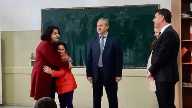 Filloi sistemimi i nxënësve nga Shqipëria – Robina Tollaj dhe Natalia Gashi i bashkohen shkollarëve gjilanas