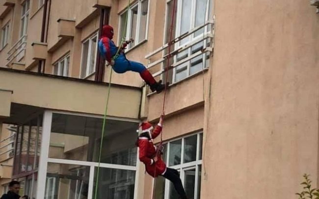 Spiderman dhe babadimri ‘arrijnë’ në Prishtinë, ngjiten në Klinikën e Pediatrisë