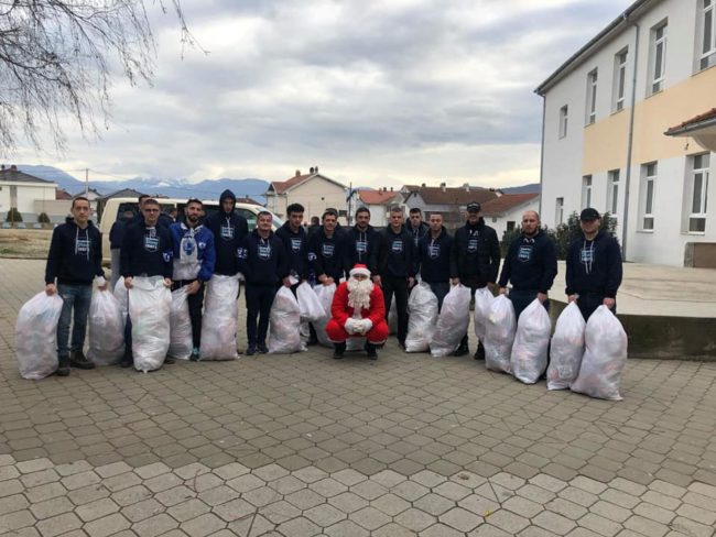 Pas Shqipërisë, ‘Plisat’ shpërndajnë dhurata edhe në Kosovë