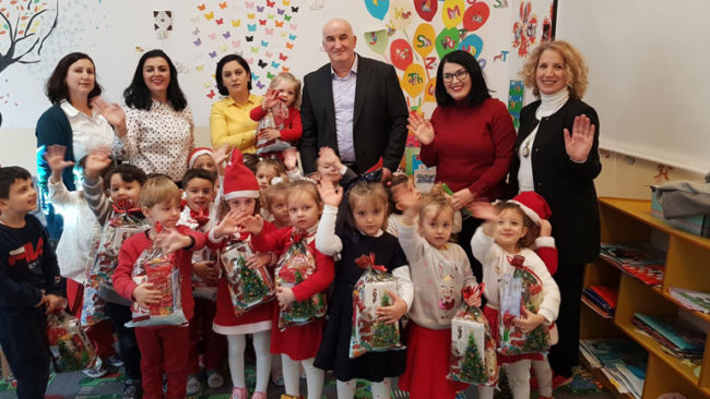 Në prag të Vitit të Ri, dhurata për fëmijë të çerdhes “Gëzimi Ynë”