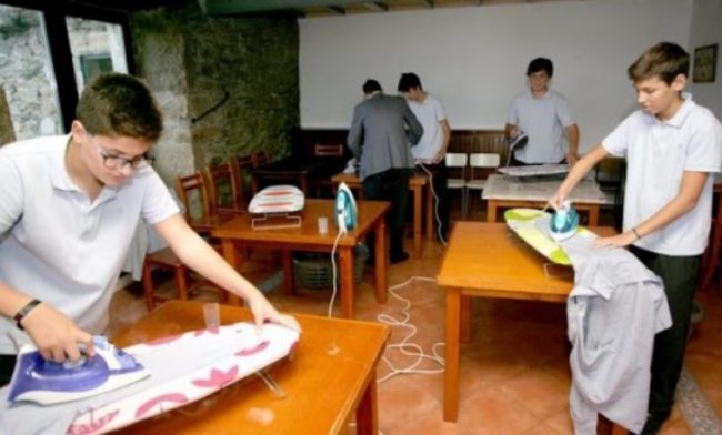 Hapet shkolla profesionale që i mëson djemtë të bëjnë punë shtëpie