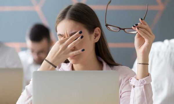 Si t’i mbroni sytë nga kompjuteri? Këshilla nga “American Academy of Optometry”