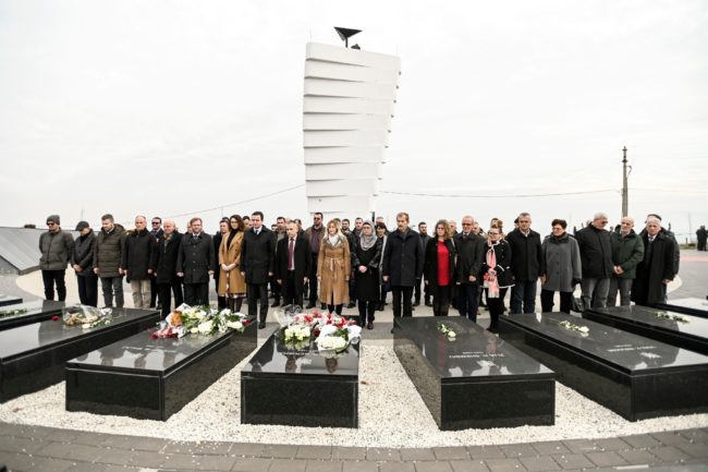 Kurti në Gjilan, bën homazhe në varrezat e Rexhep Malës dhe Nuhi Berishës