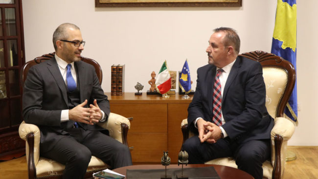 Ministri Mustafa priti në takim njoftues ambasadorin italian