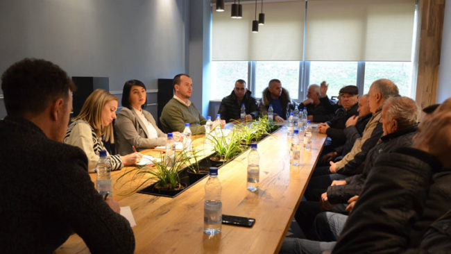 Kastrati në takim me banorët e lagjes Malësia, diskutohet zgjidhja e problemit për furnizim me ujë të pijshëm