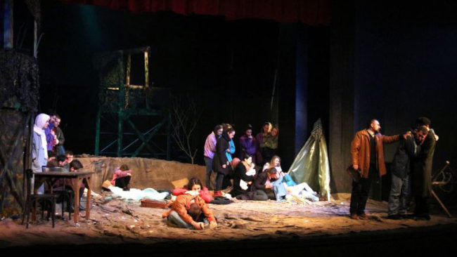 “Bryma e Vdekjes” solli në teatrin e Gjilanit kujtimet rrëqethëse nga kampi i Bllacës