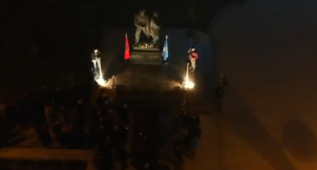 Fillon manifestimi mbarëkombëtar “Flaka e Janarit”, ndizen flakadanët në Gjilan