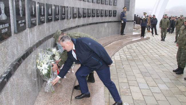 Ministri dhe komandanti i FSK-së bënë homazhe në nderim të martirëve dhe dëshmorëve në Reçak